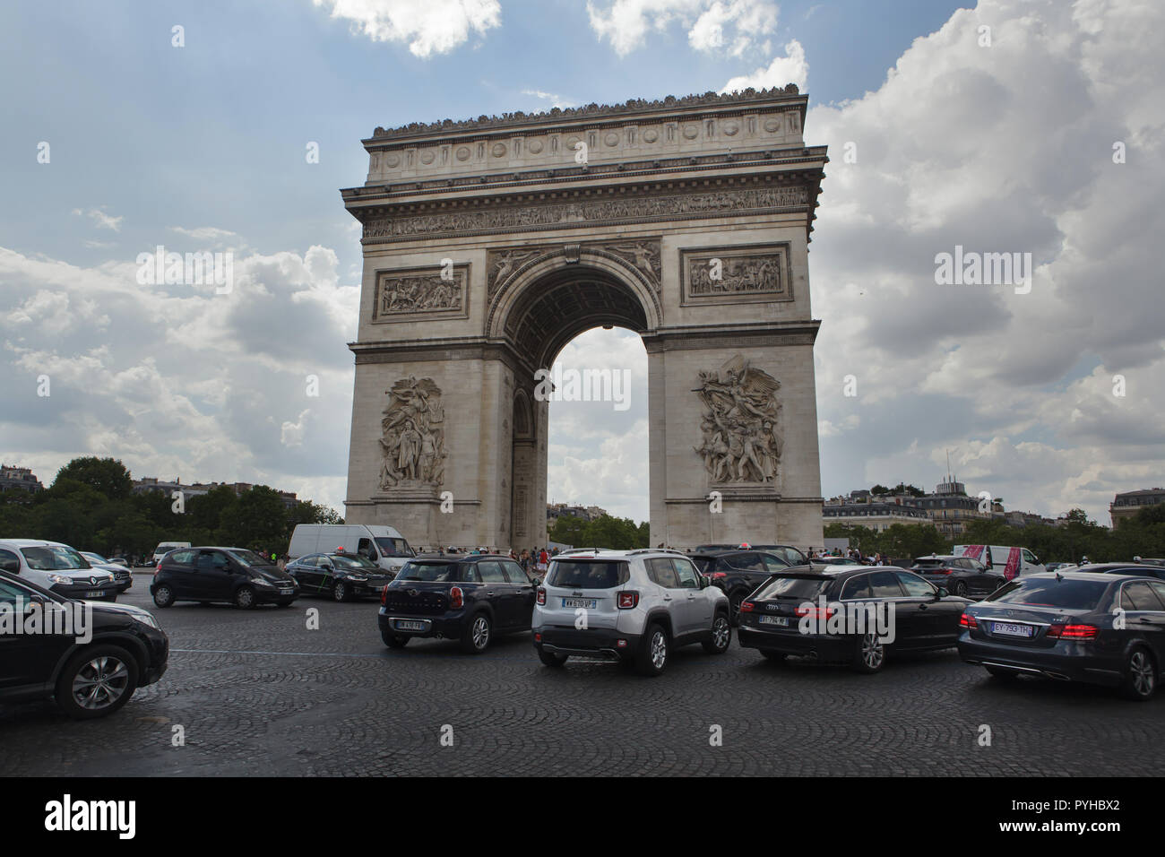 Arco di Trionfo (Arc de Triomphe) su Place Charles de Gaulle (Place de l'Étoile) di Parigi, Francia. Foto Stock