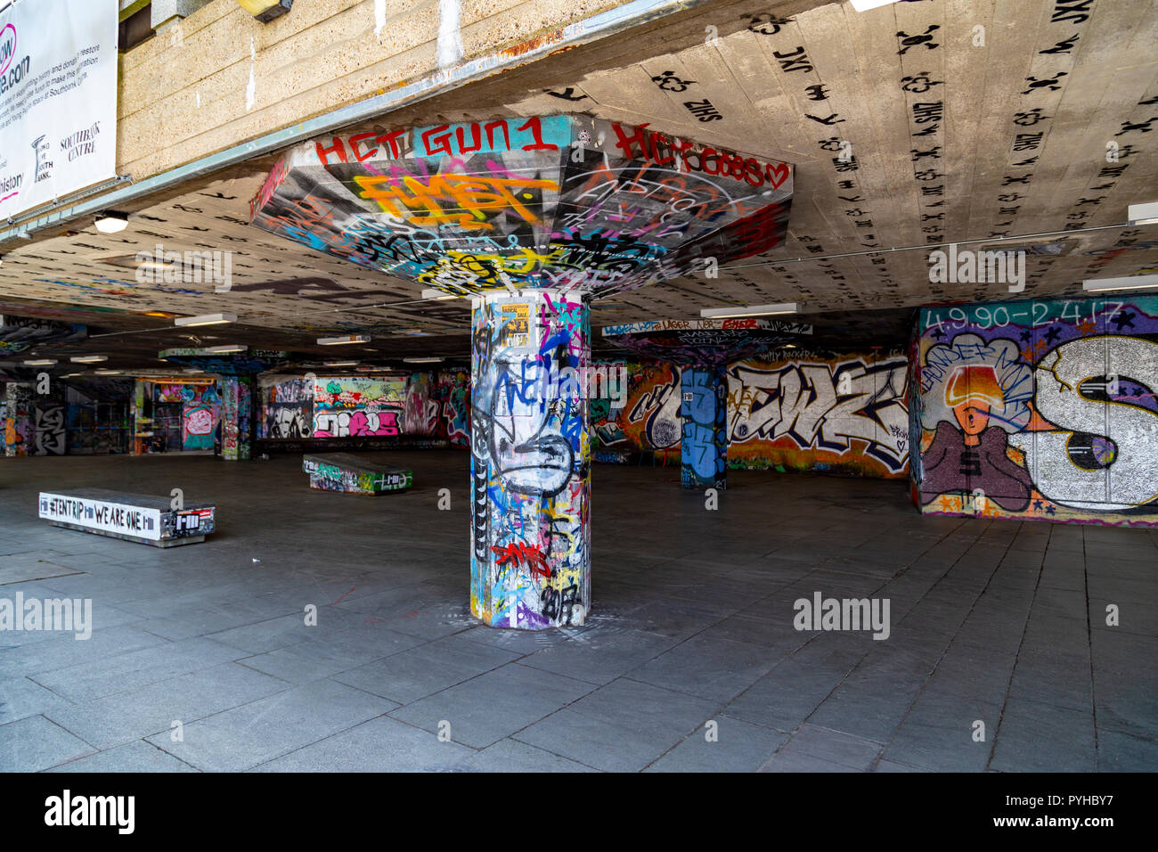 La street art e i graffiti sulla Southbank di Londra Foto Stock