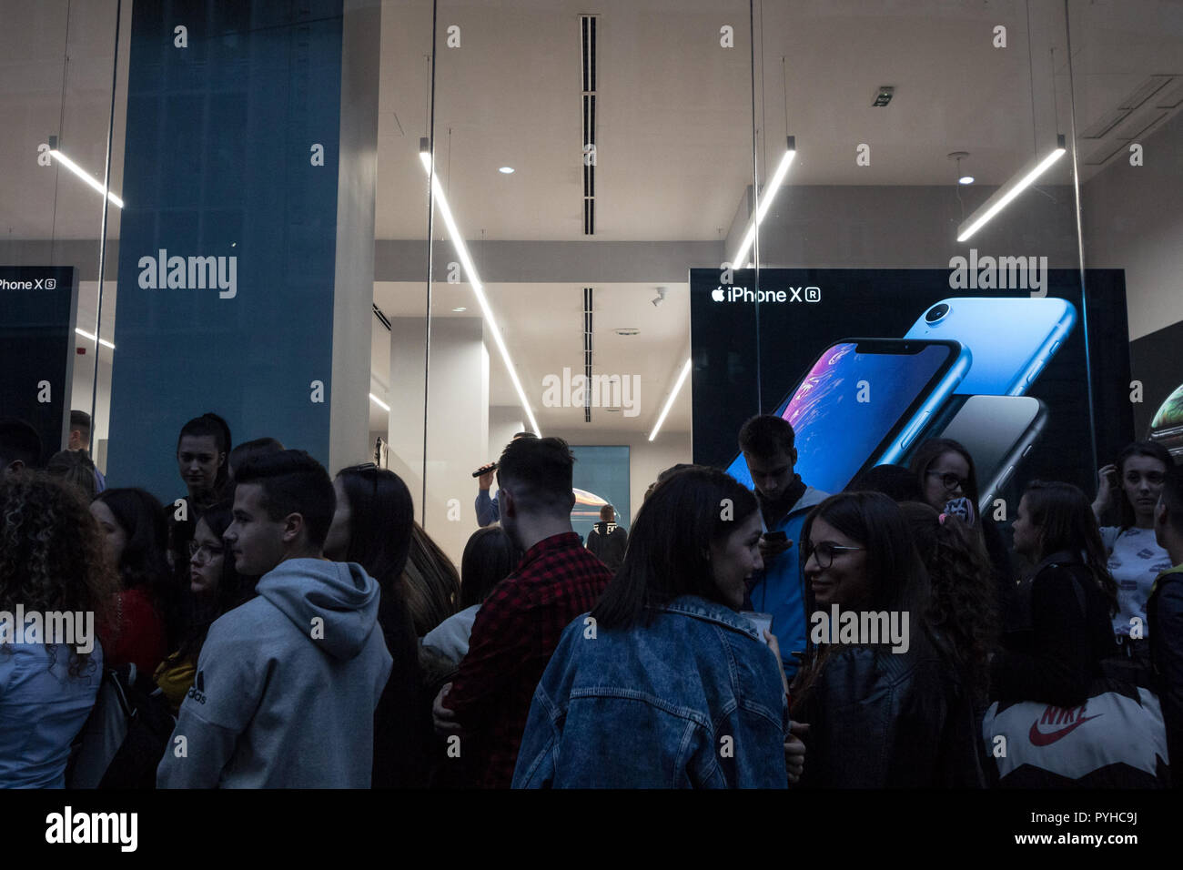 A Belgrado, in Serbia - Ottobre 26, 2018: persone in attesa nella parte anteriore del negozio Apple Store finestra per il lancio del nuovo Smartphone Apple, l'Iphone XR, in d Foto Stock