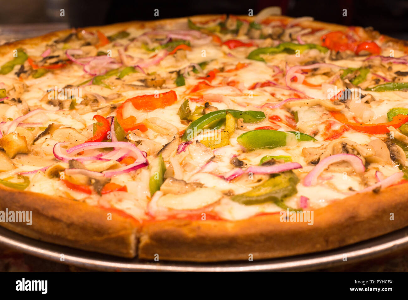 Autentico italiano New York City pizza stile nella finestra di visualizzazione Foto Stock