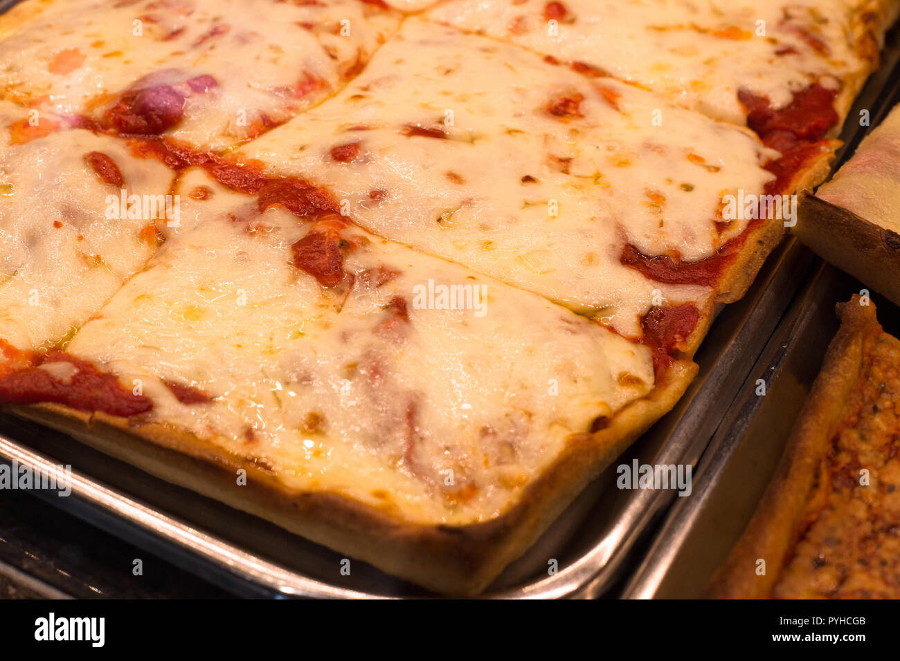Autentico italiano New York City pizza stile nella finestra di visualizzazione Foto Stock