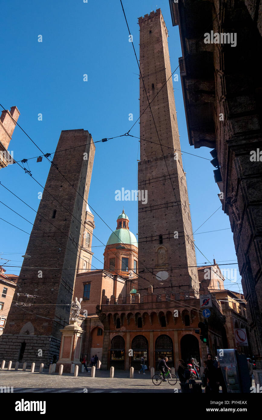 L'Italia, Bologna, 10/22/2018: le due torri di Bologna, la Torre della Garisenda sulla sinistra e la Torre degli Asinelli sulla destra Foto Stock