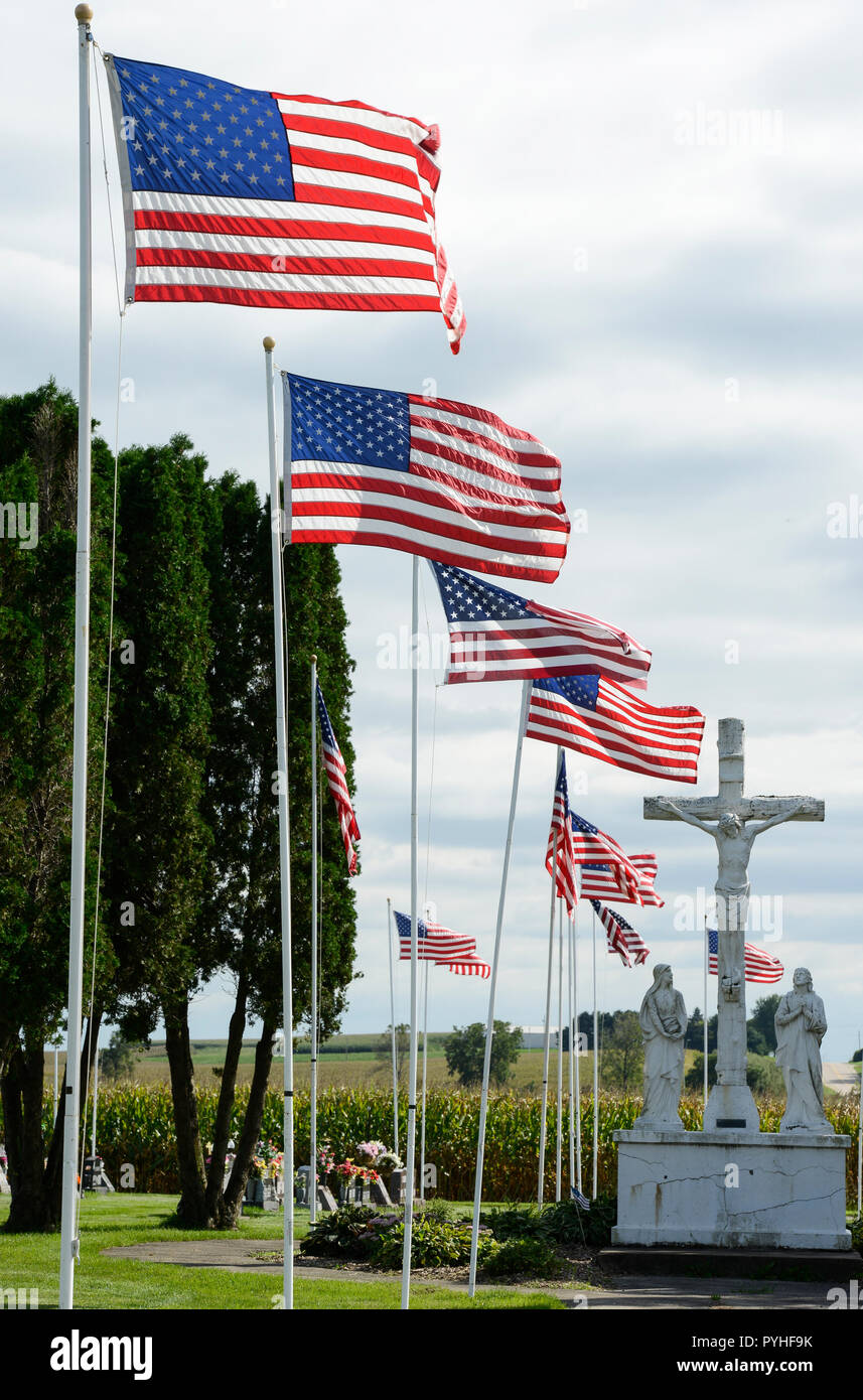 Stati Uniti d'America, Iowa, Epworth, bandiera nazionale degli Stati Uniti sul cimitero cattolico, Gesù Cristo crocifisso a croce, memorial day, sfondo, gli sfondi a stelle e strisce Foto Stock