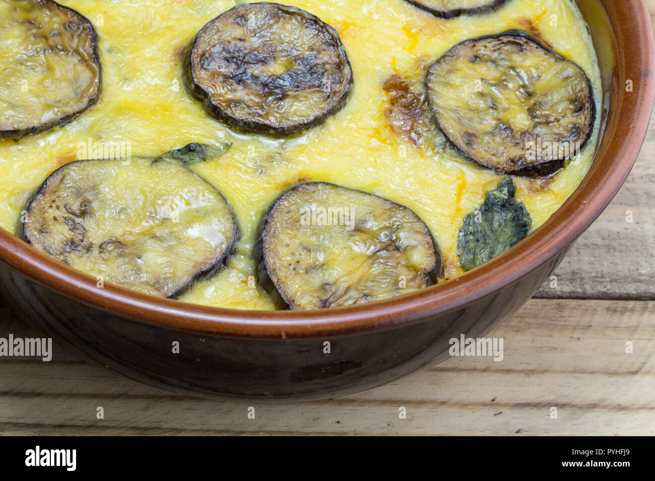 Mousaka preparato con le melanzane piatto su tavola in legno rustico close up Foto Stock