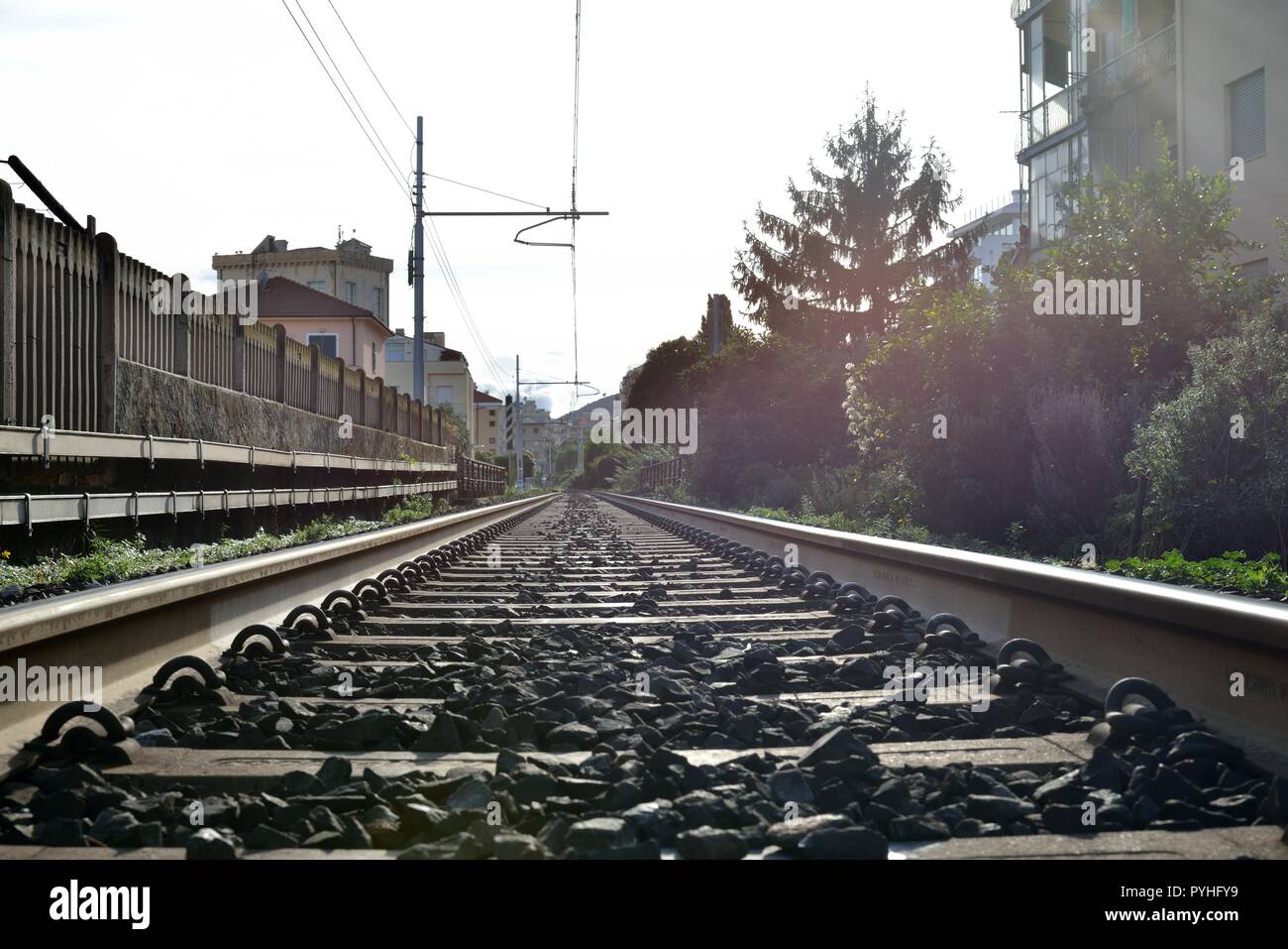 Linea ferroviaria andando via all'orizzonte Foto Stock