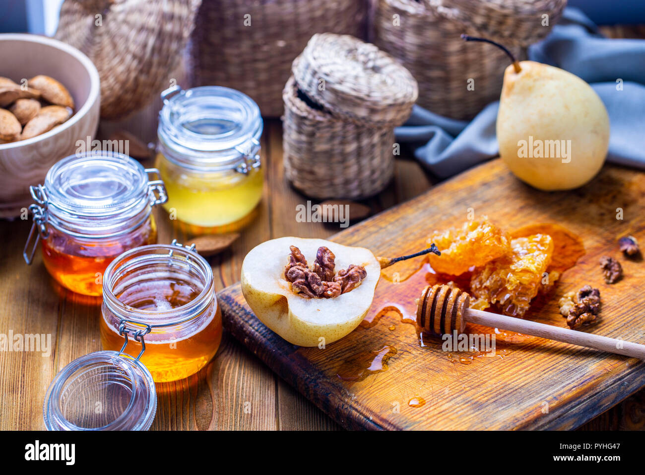 Dolci pere al forno con miele e noci Foto Stock