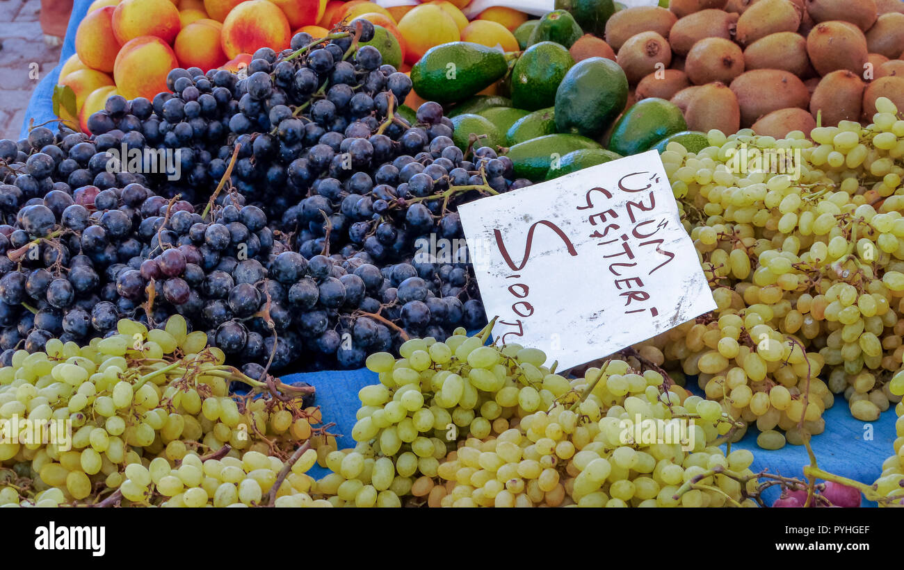 Frutta fresca in vendita sul mercato turco Foto Stock