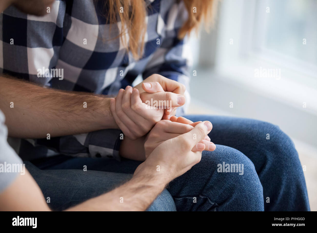 Giovane Holding Hands, Mostra amore e empatia close up Foto Stock