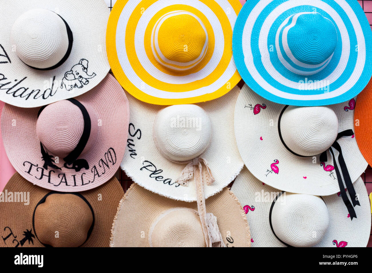 Cappelli colorati sul display in Phuket citta vecchia, Thailandia Foto Stock