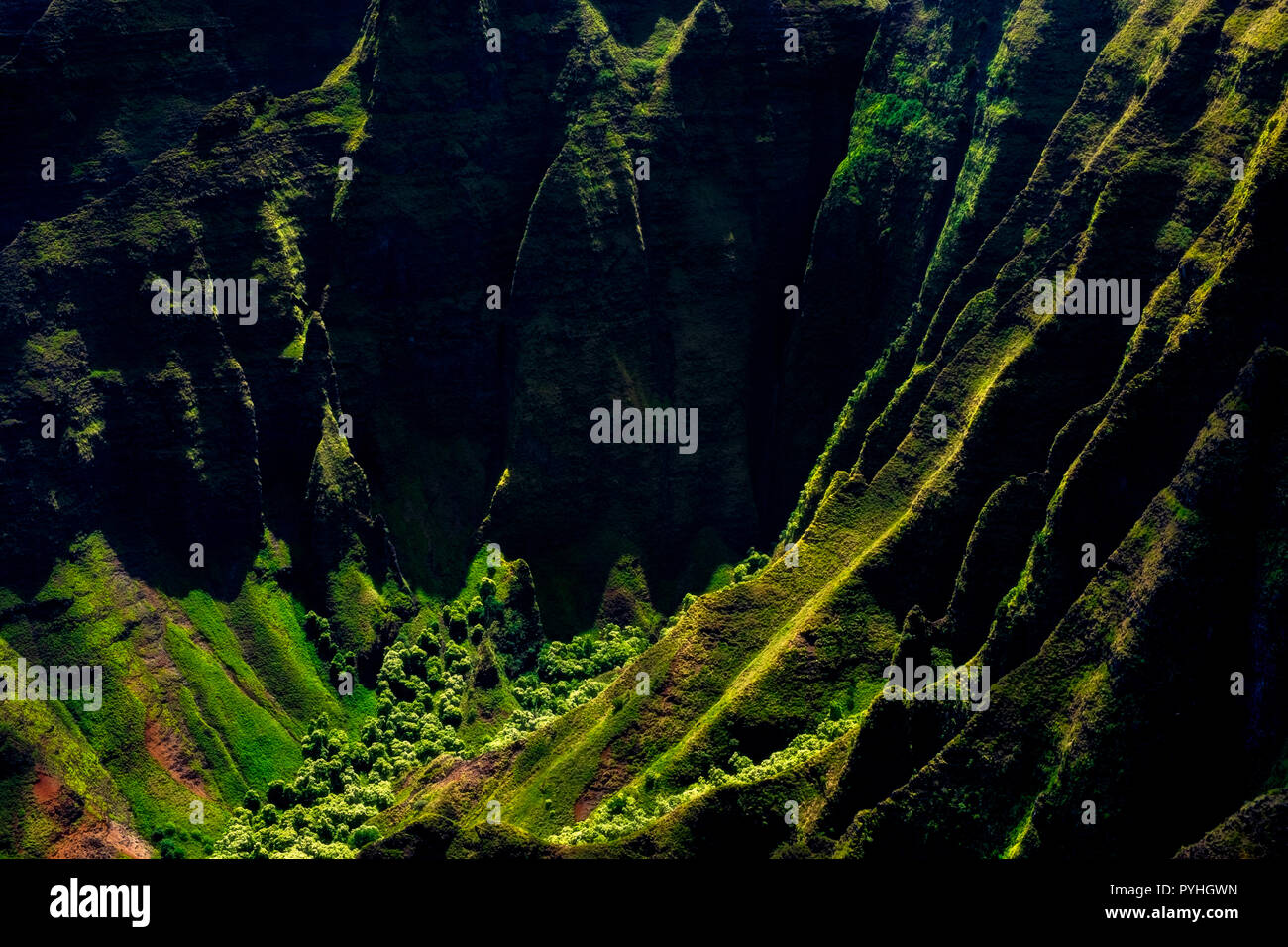 Vista del paesaggio di Na Pali costa scogliere in stile drammatico, Kauai, Hawaii, STATI UNITI D'AMERICA Foto Stock