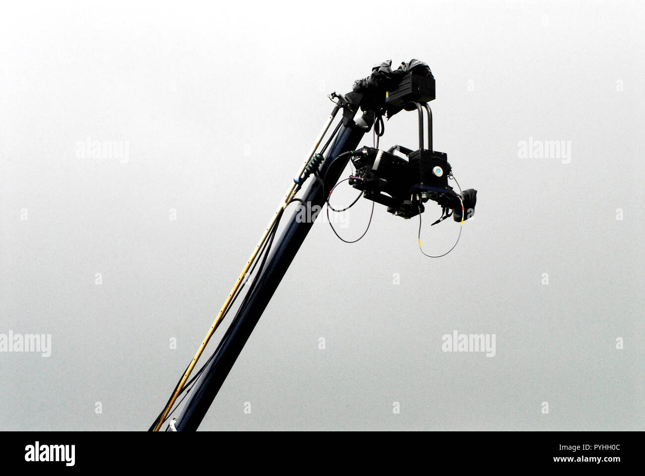 Una telecamera montata su un palo alto nel corso di un evento sportivo, crea un grande sfondo con abbondanza di spazio per il testo. Foto Stock