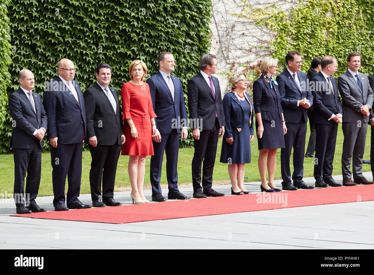 Berlino, Germania - Il gabinetto federale è in piedi sul tappeto rosso durante la visita di stato del Primo Ministro cinese nella Cancelleria federale il cortile d'onore. Foto Stock