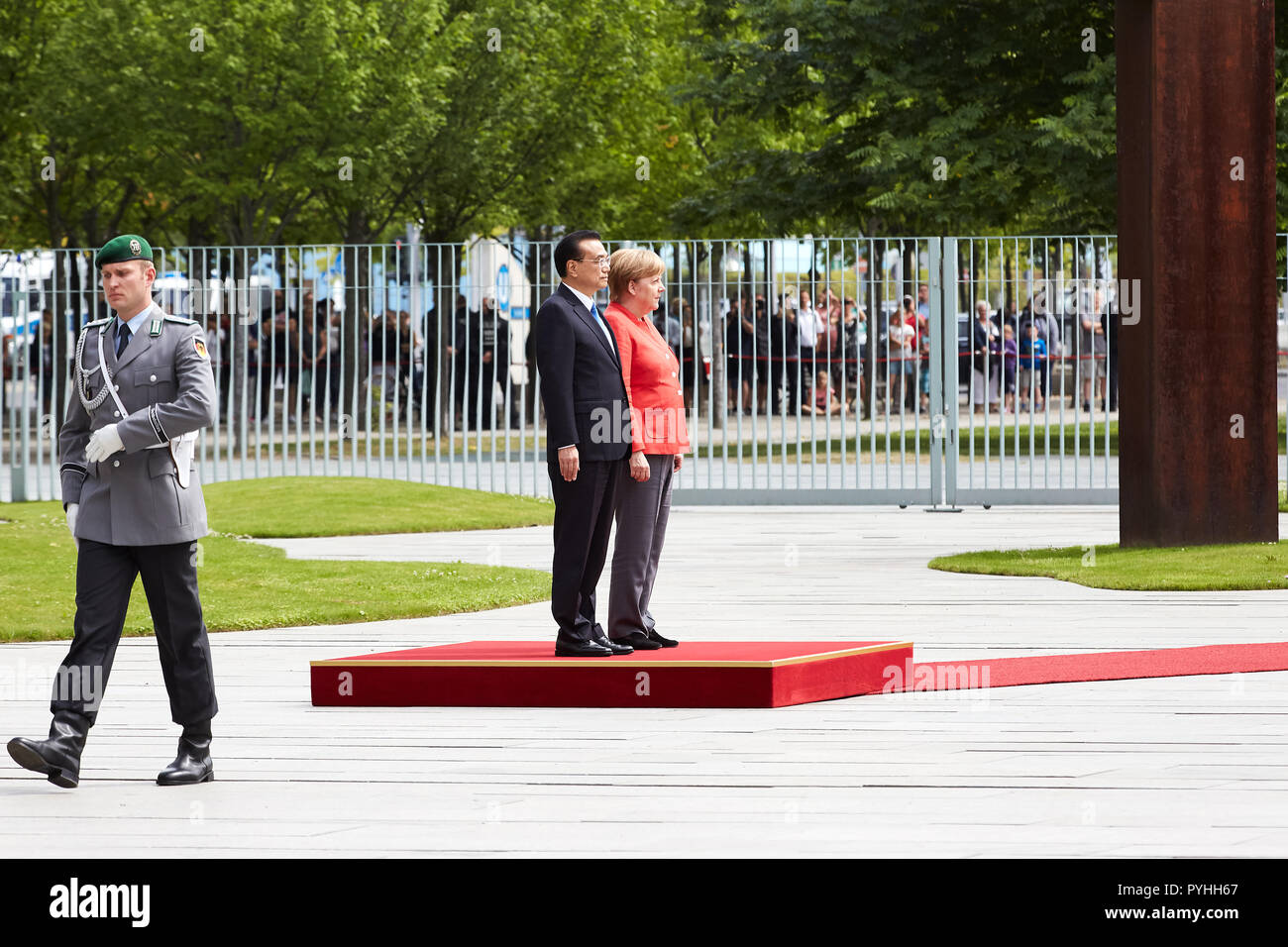 Berlino, Germania - Il Cancelliere Angela Merkel riceve il primo ministro cinese LI Keqiang con gli onori militari nella Cancelleria federale il cortile d'onore. Foto Stock