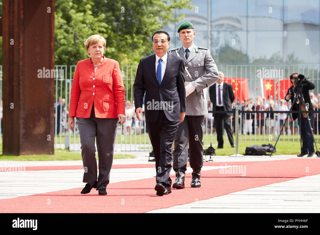 Berlino, Germania - Il Cancelliere Angela Merkel riceve il primo ministro cinese LI Keqiang con gli onori militari nella Cancelleria federale il cortile d'onore. Foto Stock