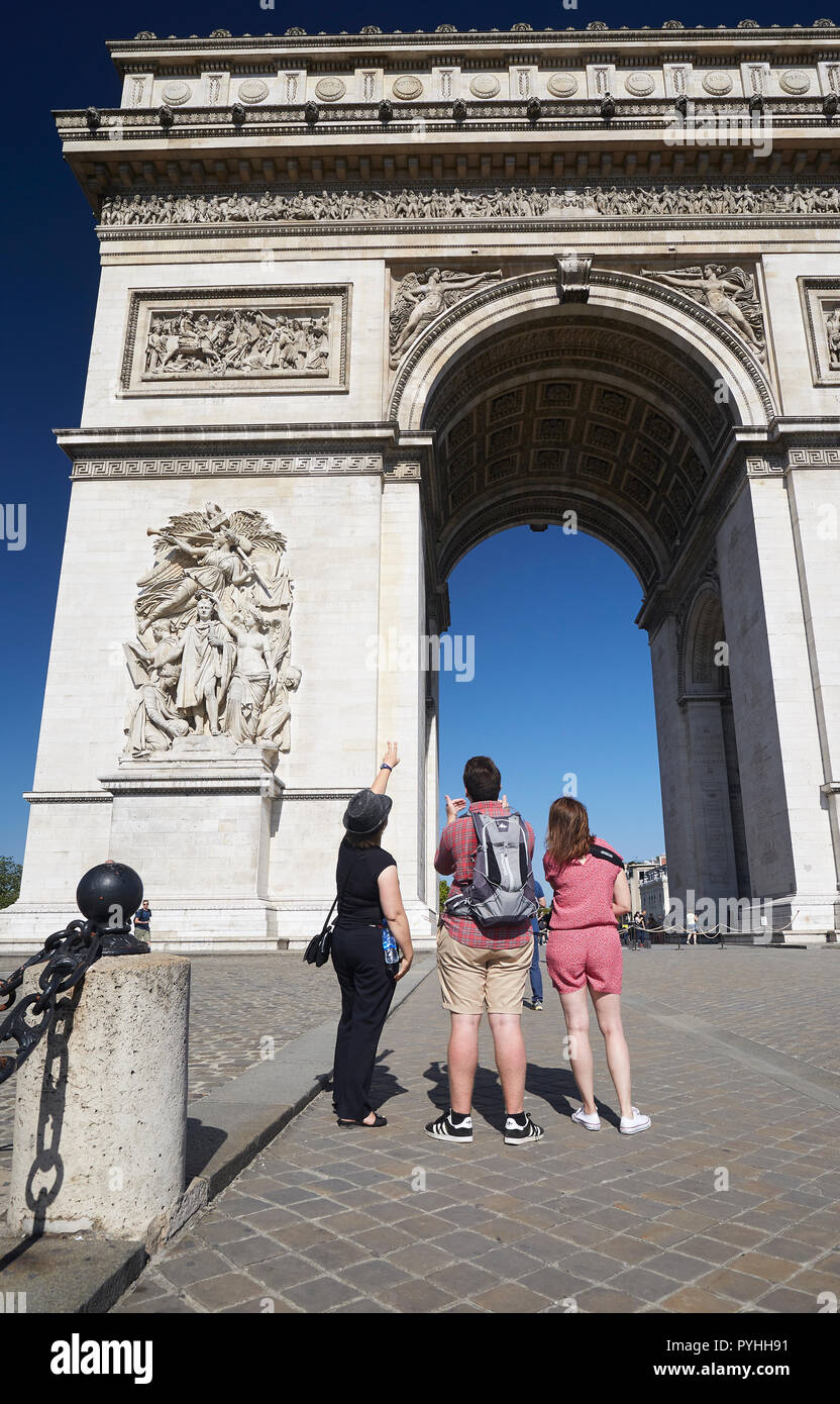 Parigi, Francia - l'Arc de Triomphe, punto di riferimento della capitale francese a Place Charles de Gaulle Foto Stock