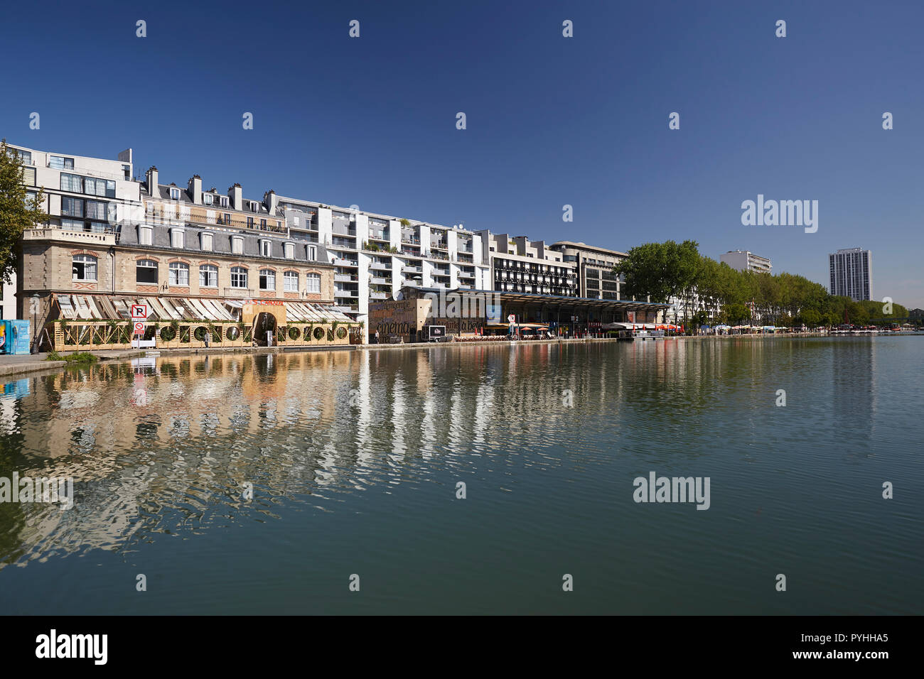 Parigi, Ile-de-France, Francia - Am Bassin de la Villette. Vecchi magazzini sulla ex bacino portuale house caffetterie e ristoranti. Foto Stock