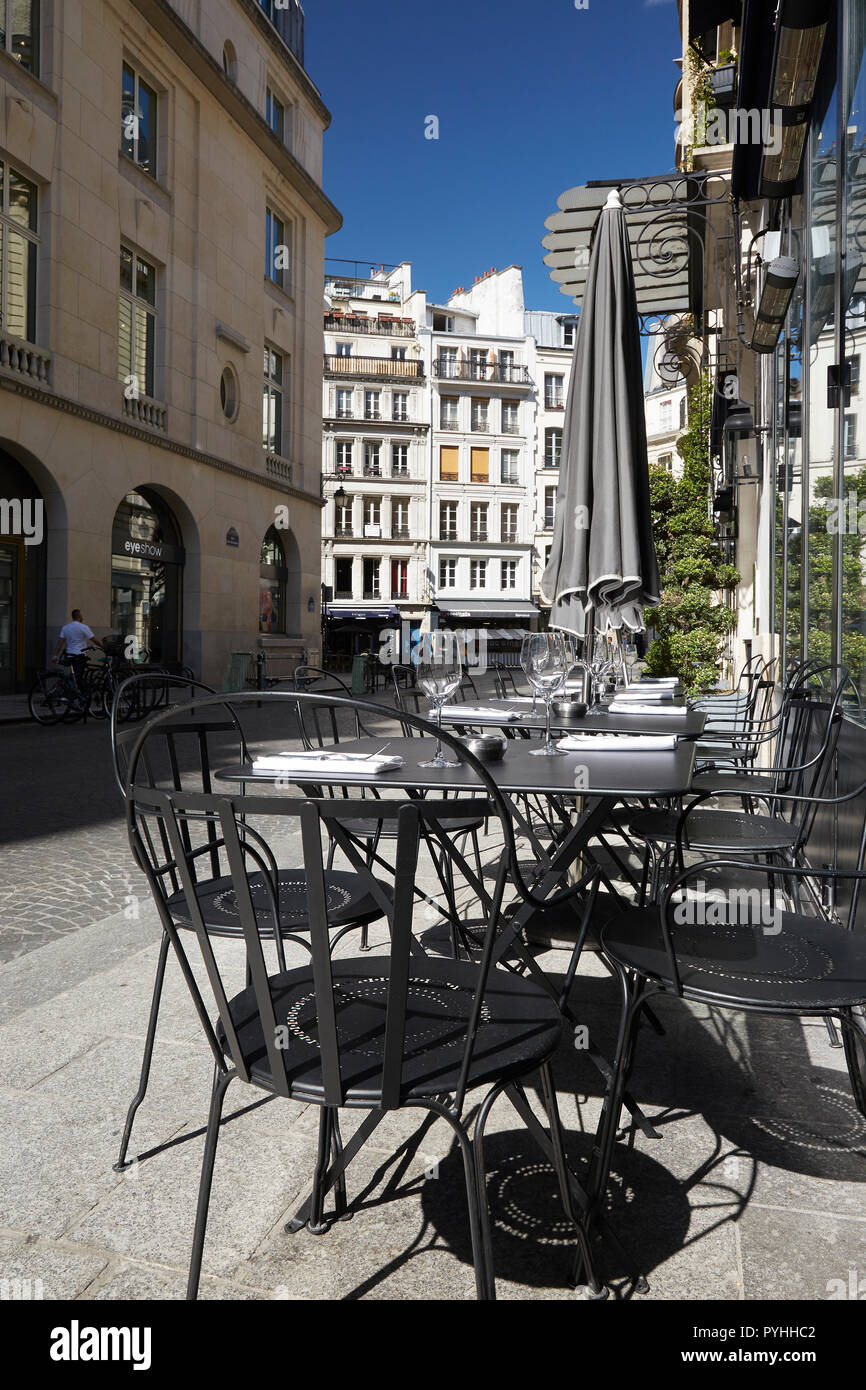 Parigi, Ile-de-France, Francia - tavoli e sedie di fronte ad un ristorante in Rue Bachaumont nel 2° arrondissement. Foto Stock