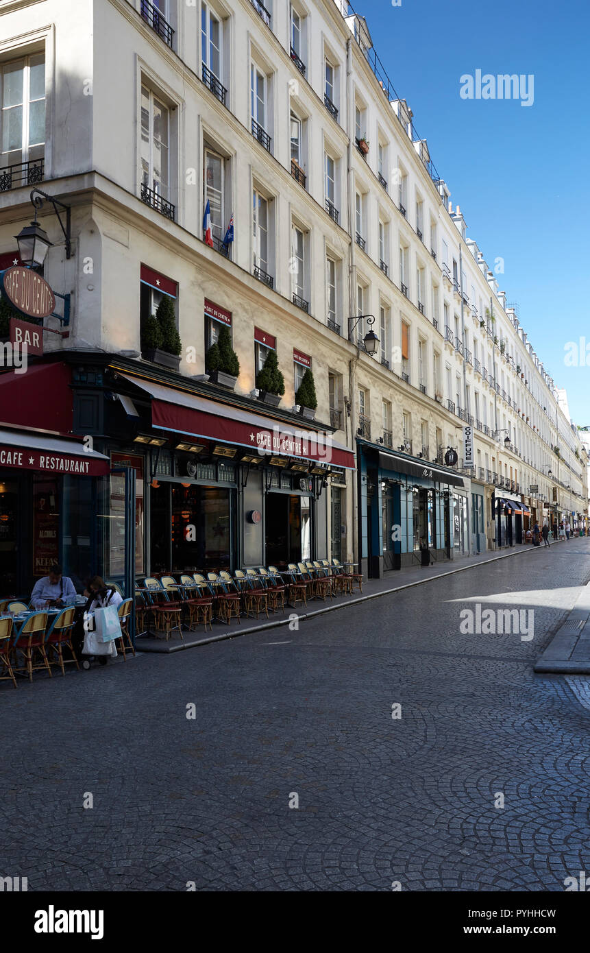 Parigi, Ile-de-France, Francia - Vista in Rue Mandar nel 2° arrondissement da Rue Montorguell, con il Cafe du Centre sulla sinistra. Foto Stock