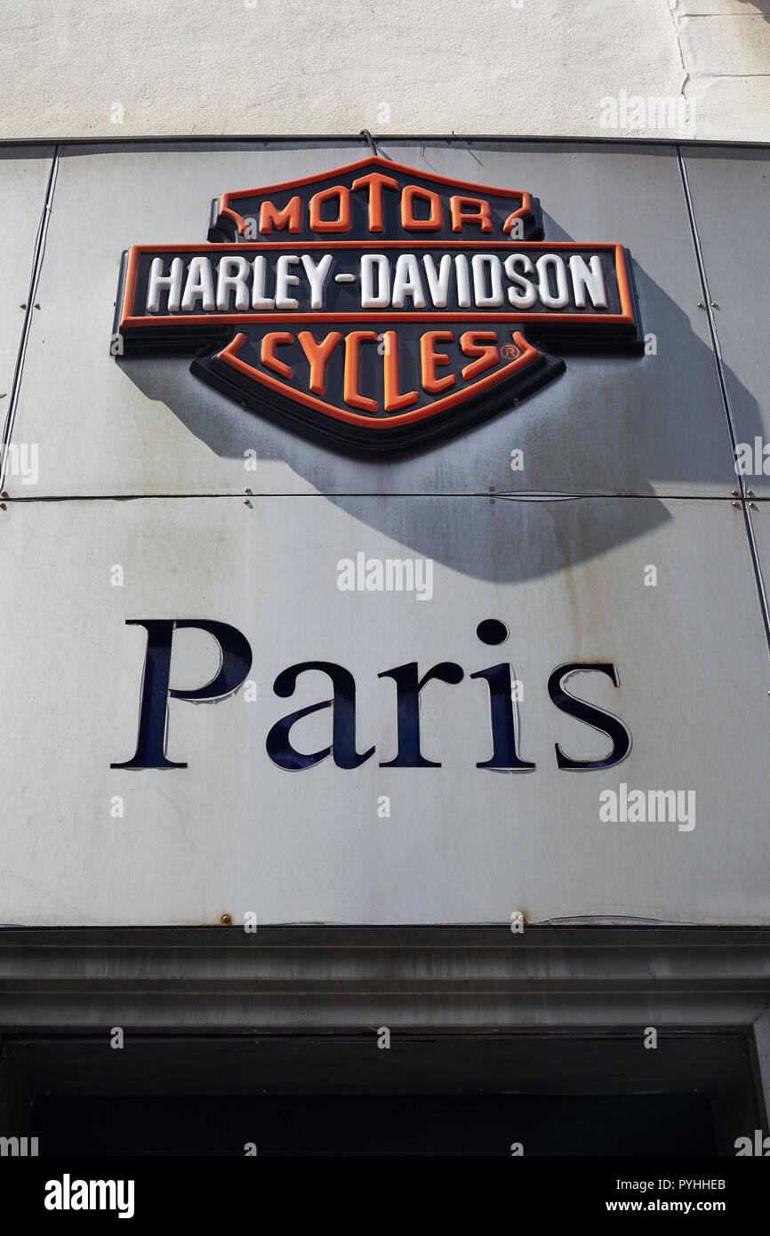 Parigi, Ile-de-France, Francia - Harley-Davidson logo presso la Harley-Davidson Paris-Bastille ramo sul Boulevard Beaumarchais nel 3° arrondissement. Foto Stock