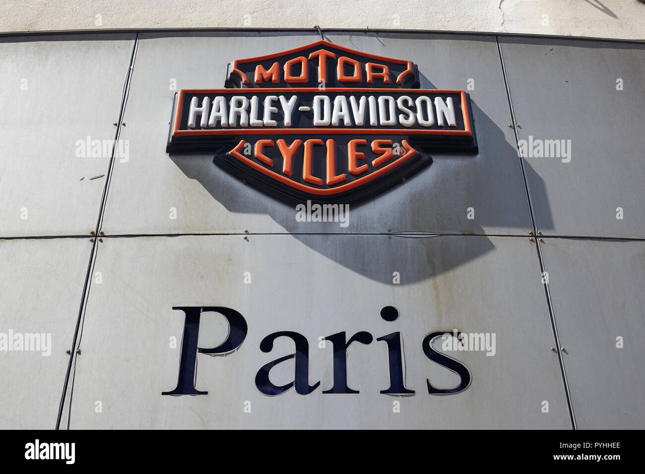 Parigi, Ile-de-France, Francia - Harley-Davidson logo presso la Harley-Davidson Paris-Bastille ramo sul Boulevard Beaumarchais nel 3° arrondissement. Foto Stock
