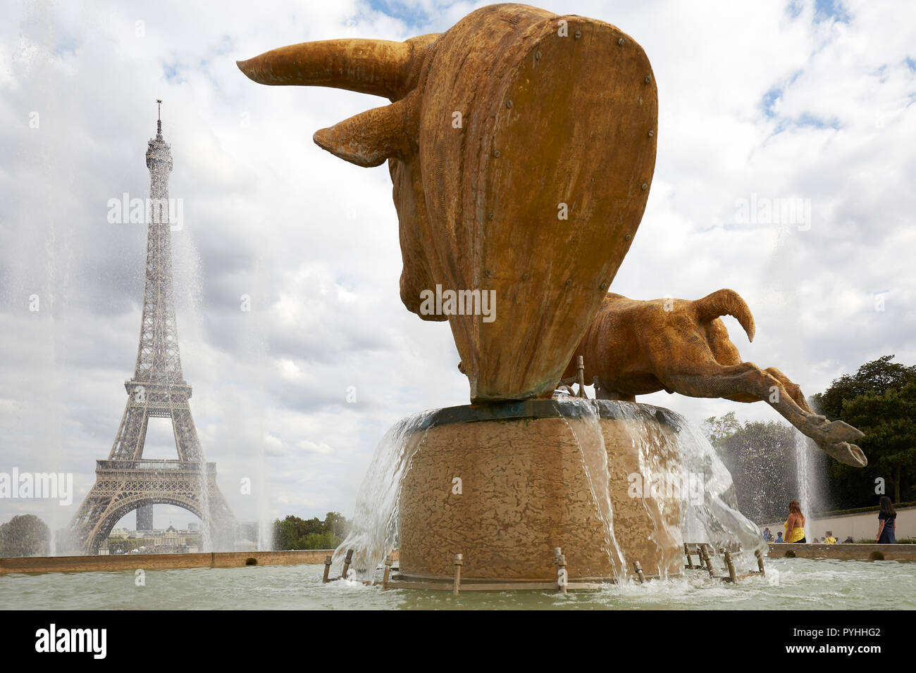 Parigi, Ile-de-France, Francia - Vista dalla fontana al Jardins du Trocadéro per la Torre Eiffel, la tour Eiffel, il principale punto di riferimento della capitale francese. Foto Stock