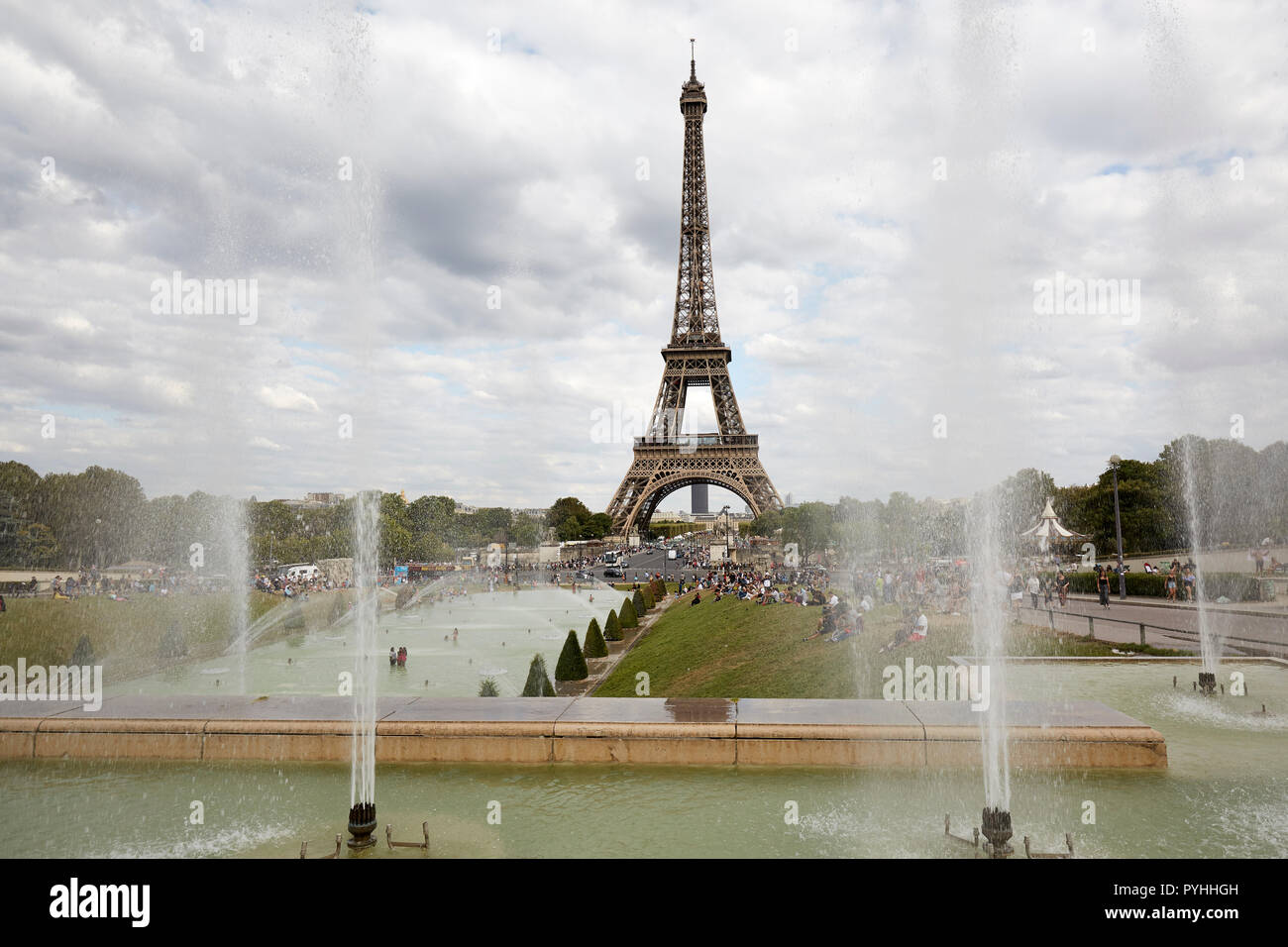 Parigi, Ile-de-France, Francia - Vista dalla fontana al Jardins du Trocadéro per la Torre Eiffel, la tour Eiffel, il principale punto di riferimento della capitale francese. Foto Stock