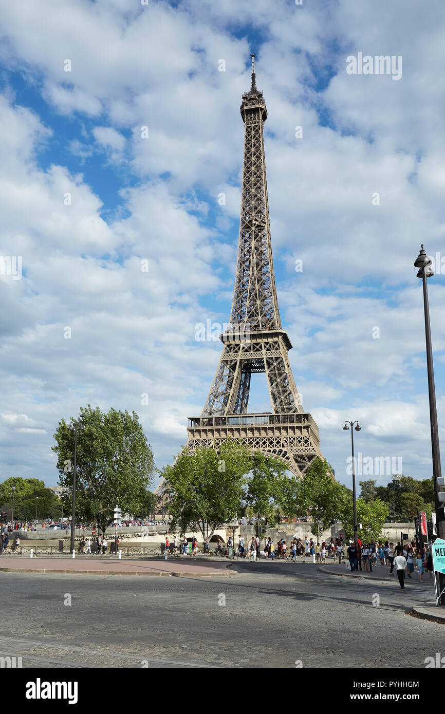 Parigi, Ile-de-France, Francia - Vista sulla Aveunue de New York per la Torre Eiffel, la tour Eiffel, il principale punto di riferimento della capitale francese. Foto Stock