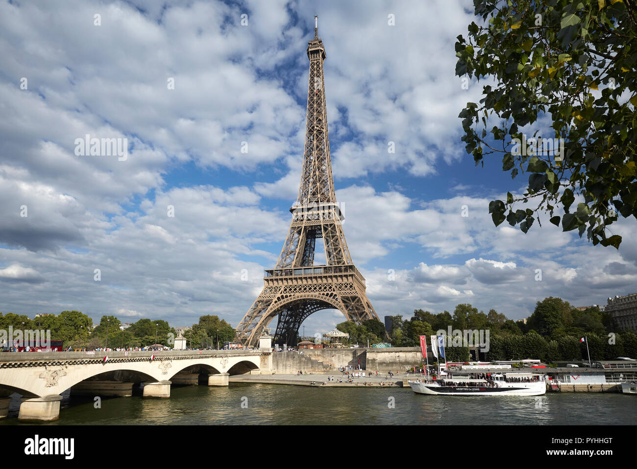 Parigi, Ile-de-France, Francia - Vista sulla Senna per la Torre Eiffel, la tour Eiffel, il principale punto di riferimento della capitale francese. Foto Stock