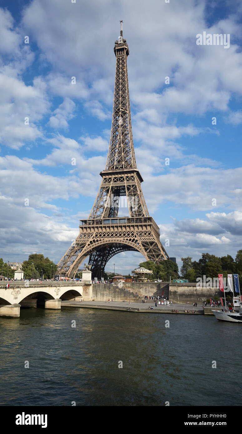 Parigi, Ile-de-France, Francia - Vista sulla Senna per la Torre Eiffel, la tour Eiffel, il principale punto di riferimento della capitale francese. Foto Stock