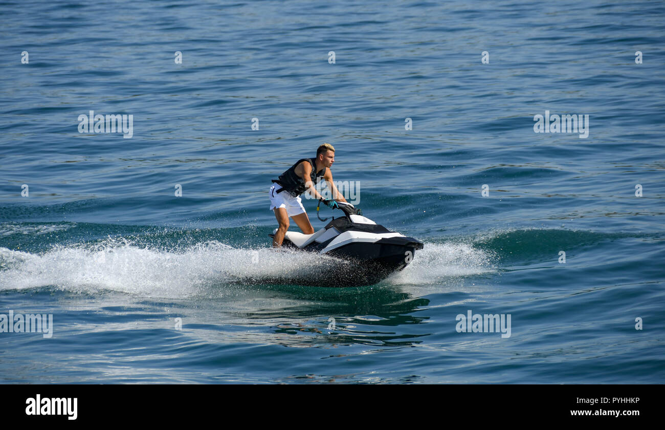 Il LAGO DI GARDA, Italia - Settembre 2018: persona che guida un veloce jet ski sulle acque blu del lago di Garda. Foto Stock