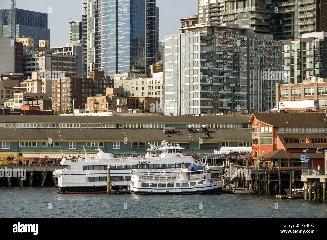 SEATTLE, NELLO STATO DI WASHINGTON, STATI UNITI D'AMERICA - Giugno 2018: Crociera Turistica di barche azionato da Argosy ormeggiato al Molo 55 in Seattle. Foto Stock