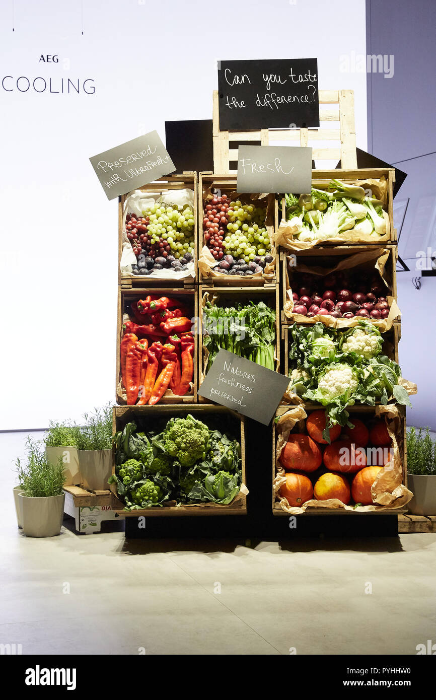 Berlino, Germania - Frutta e verdura saranno esposti a IFA 2018 impilati in scatole di legno sul tema della freschezza e qualità. Foto Stock