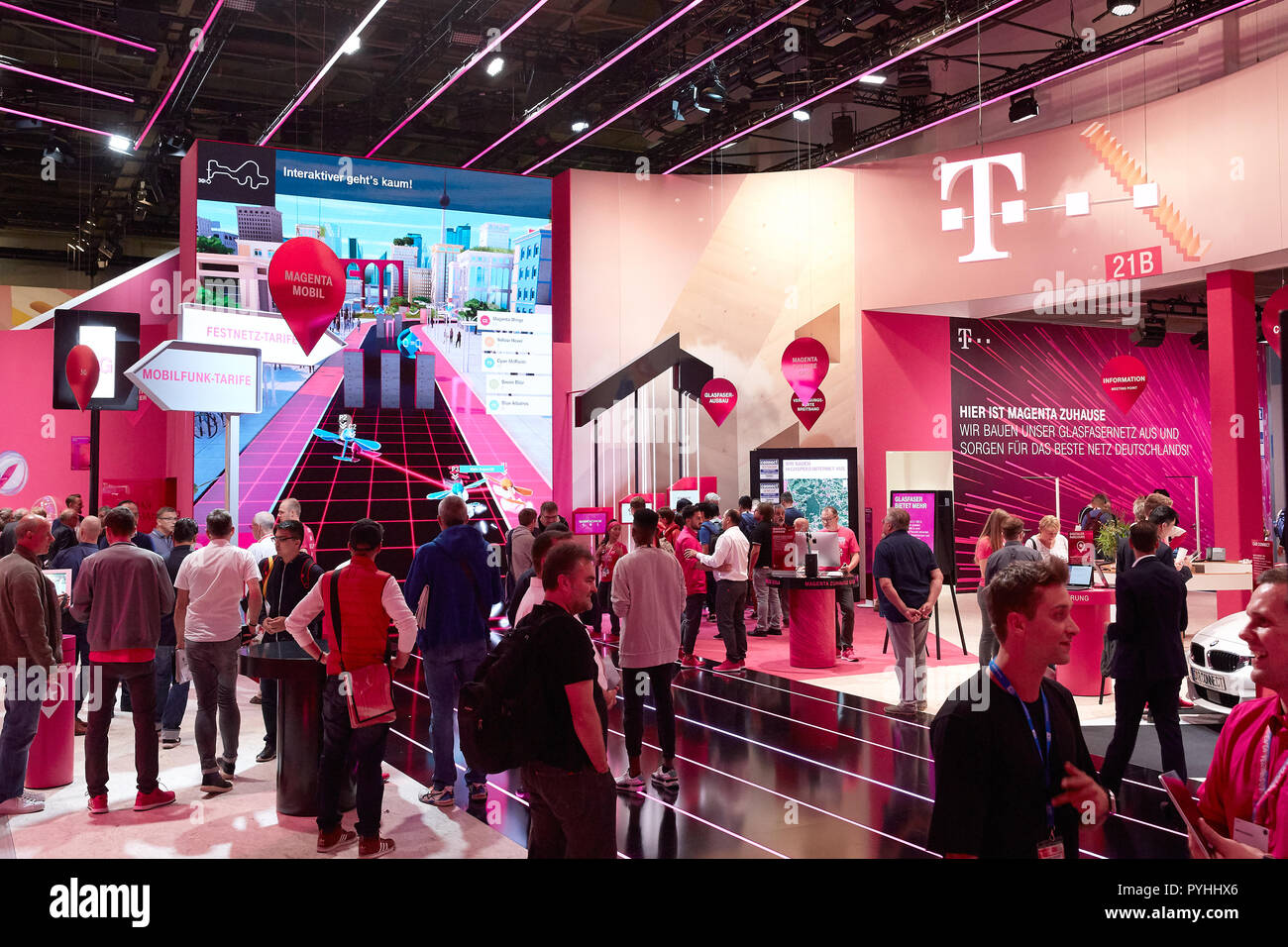 Berlino, Germania - Deutsche Telekom AG allo stand a IFA 2018. Foto Stock