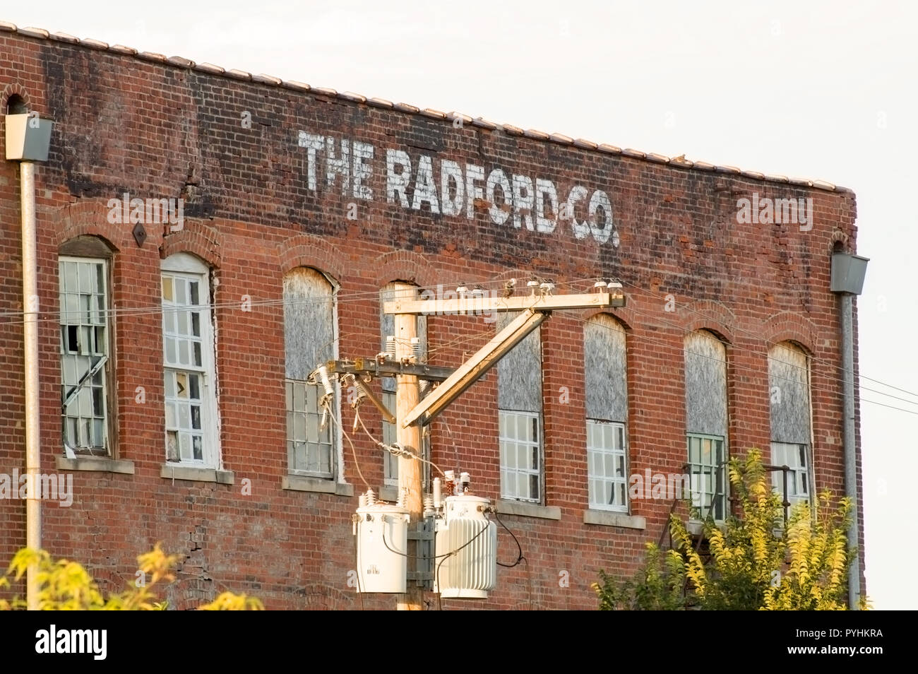 Un vecchio industriale edificio di mattoni a St Louis al tramonto. Foto Stock