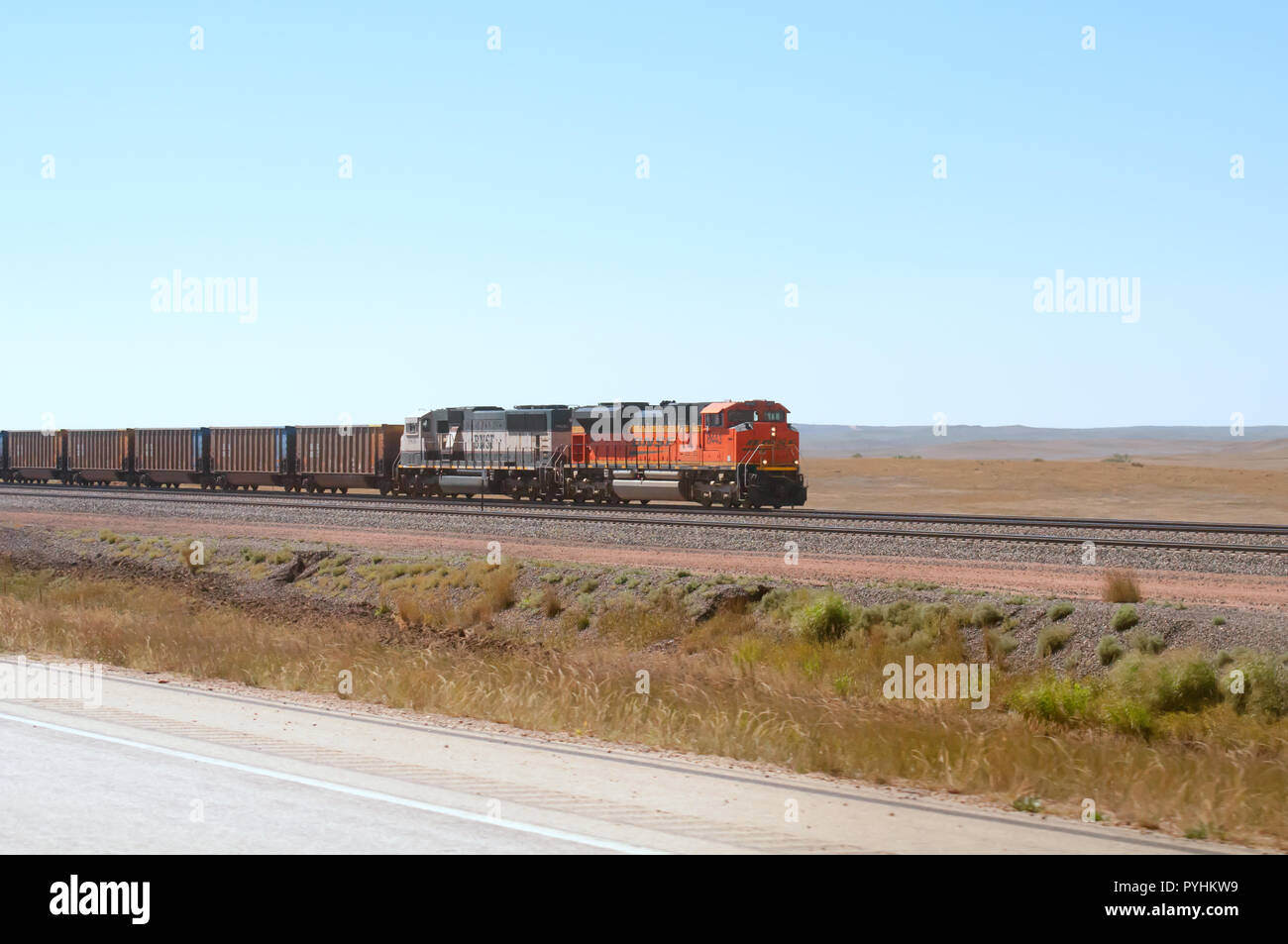 Un arancione lungo viaggio in treno attraverso la praire. Foto Stock