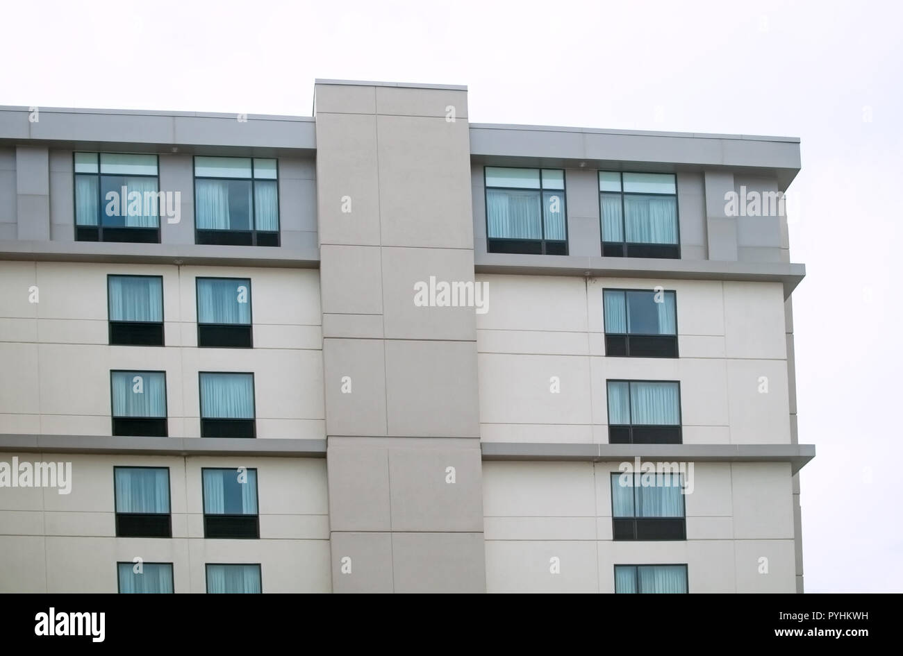 Grigio di un moderno edificio di appartamenti su un cielo grigio. Foto Stock