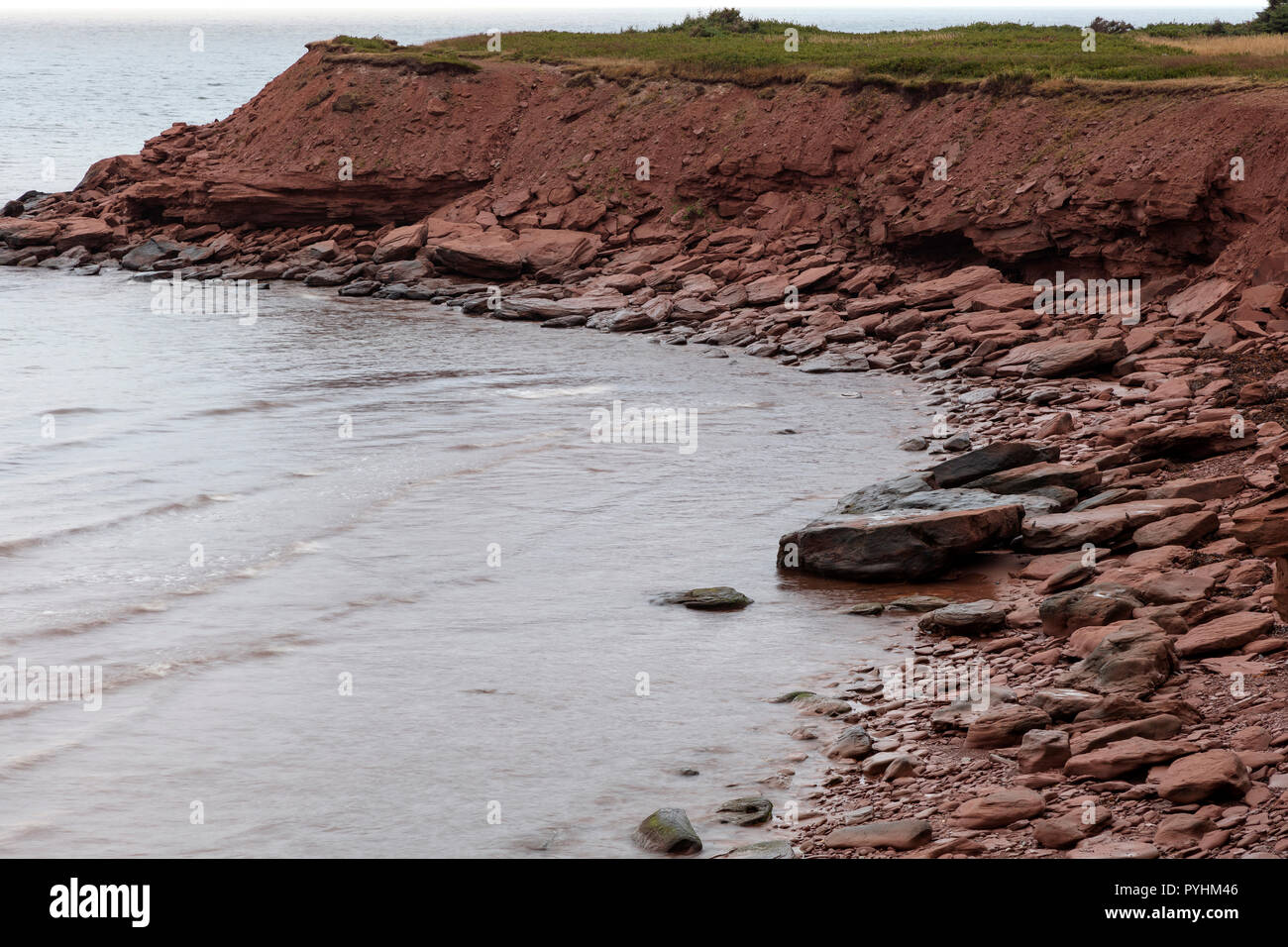 Rosso scogliere di arenaria, spiaggia, bassa marea, golfo di St Lawrence, Prince Edward Island, Canada, da James D. Coppinger/Dembinsky Foto Assoc Foto Stock