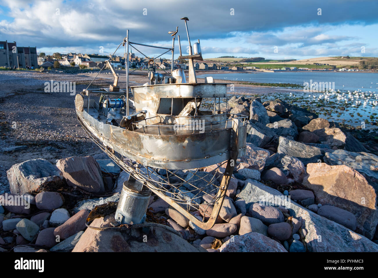 Barca da pesca scultura sulla Baia di Stonehaven Beach, Aberdeenshire, Scotland, Regno Unito Foto Stock