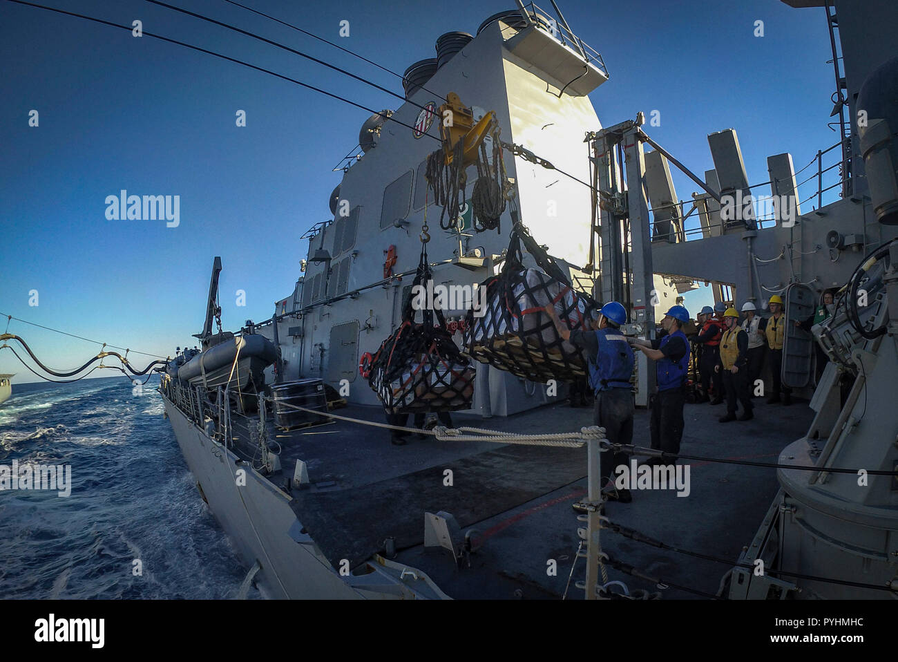 181026-N-UY653-387 mare mediterraneo (ott. 26, 2018) marinai di scaricare le merci a bordo del Arleigh Burke-class guidato-missile destroyer USS Carney (DDG 64) come la nave conduce a una ricostituzione in mare con il trasporto di carichi secchi e munizioni nave USNS Medgar Evers (T-AKE 13) 26 ottobre, 2018. Carney, distribuita a Rota, Spagna, è il suo quinto patrol NEGLI STATI UNITI Sesta flotta area di operazioni a sostegno degli enti regionali alleati e partner come pure stati uniti gli interessi di sicurezza nazionali in Europa e in Africa. (U.S. Foto di Marina di Massa lo specialista di comunicazione 1a classe Ryan U. Kledzik/rilasciato) Foto Stock