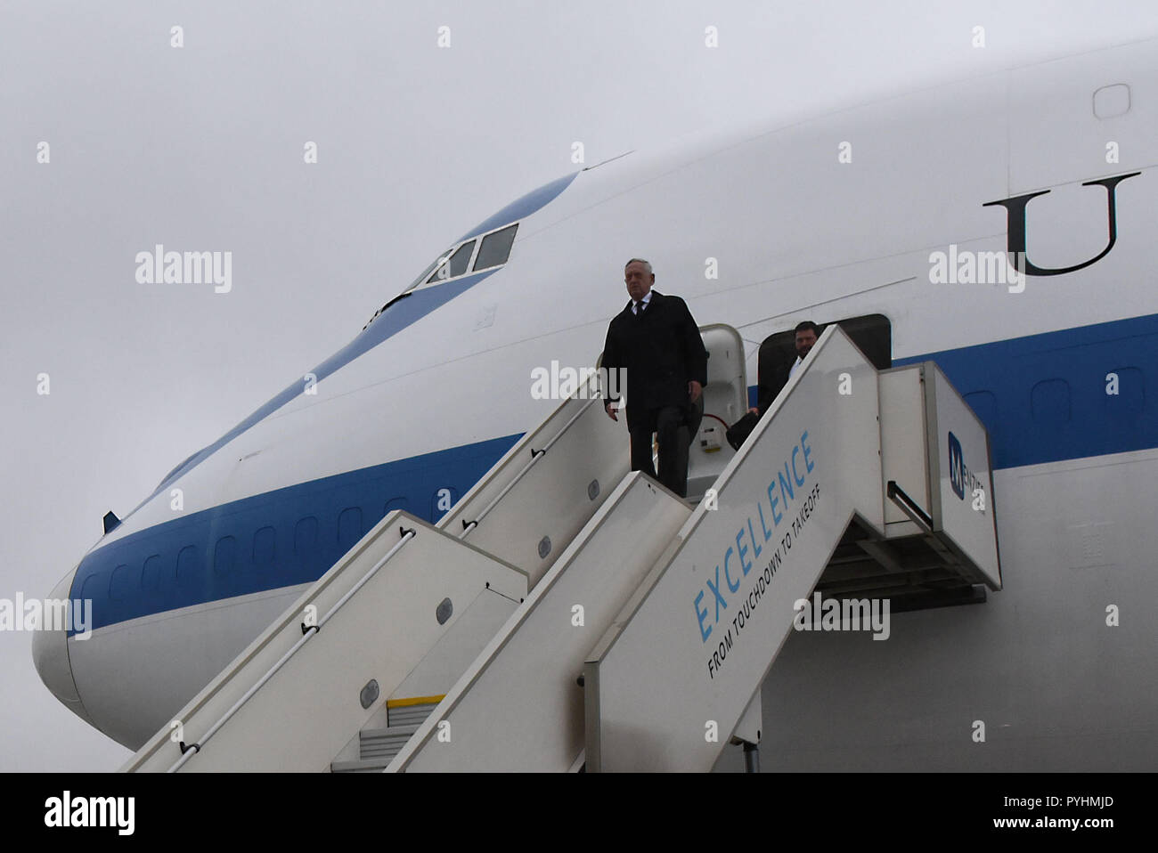 Stati Uniti Il Segretario della Difesa James N. Mattis arriva a Praga Repubblica Ceca, 28 ottobre 2018. (DOD foto di Lisa Ferdinando) Foto Stock