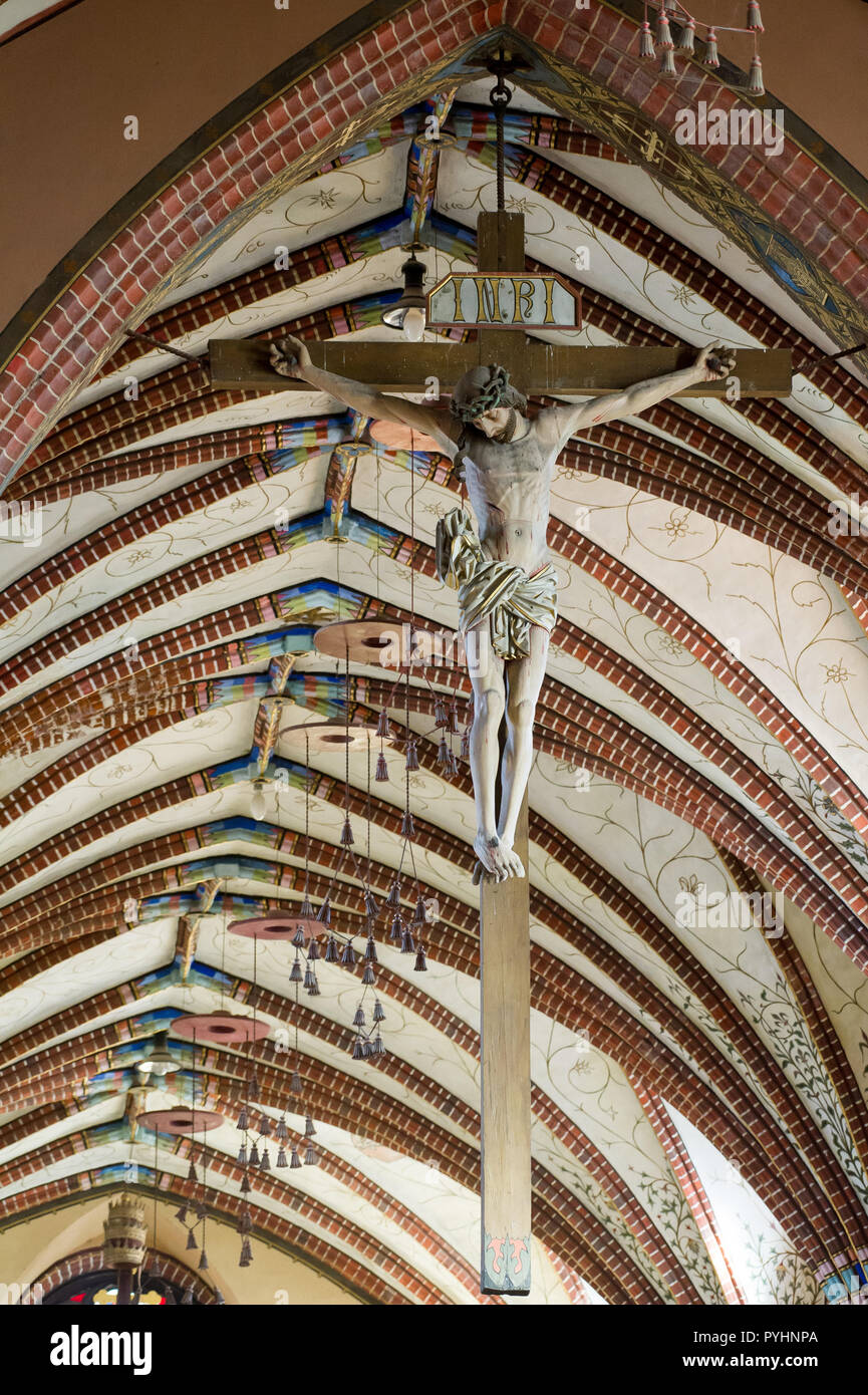 Crocifisso, galeri cappelli e la tiara papale in stile gotico Archcathedral  Basilica dell Assunzione della Beata Vergine Maria e di San Andrea,  Frombork Cathedr Foto stock - Alamy