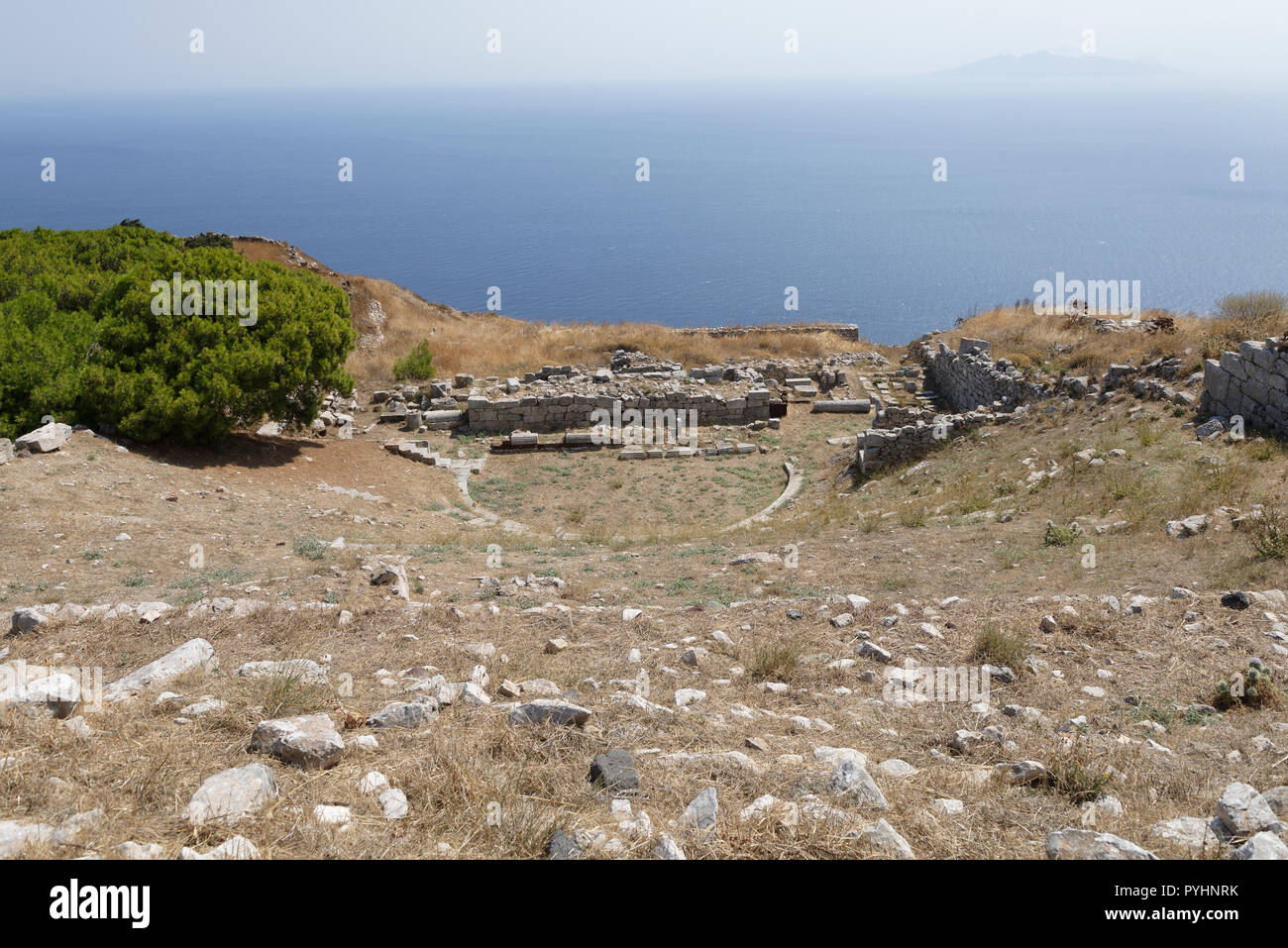 Affacciato sul Mar Egeo, l'antico teatro, costruito nel II secolo A.C. Antica Thera, Santorini, Grecia. Il teatro aveva una capacità di sé Foto Stock