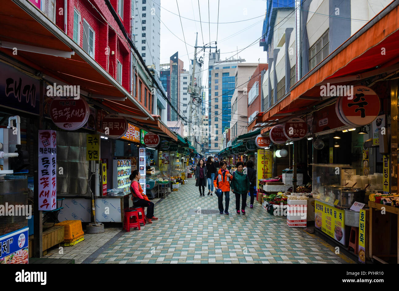 Le persone camminare attraverso il mercato Haeundae in Busan, Corea del Sud. Foto Stock