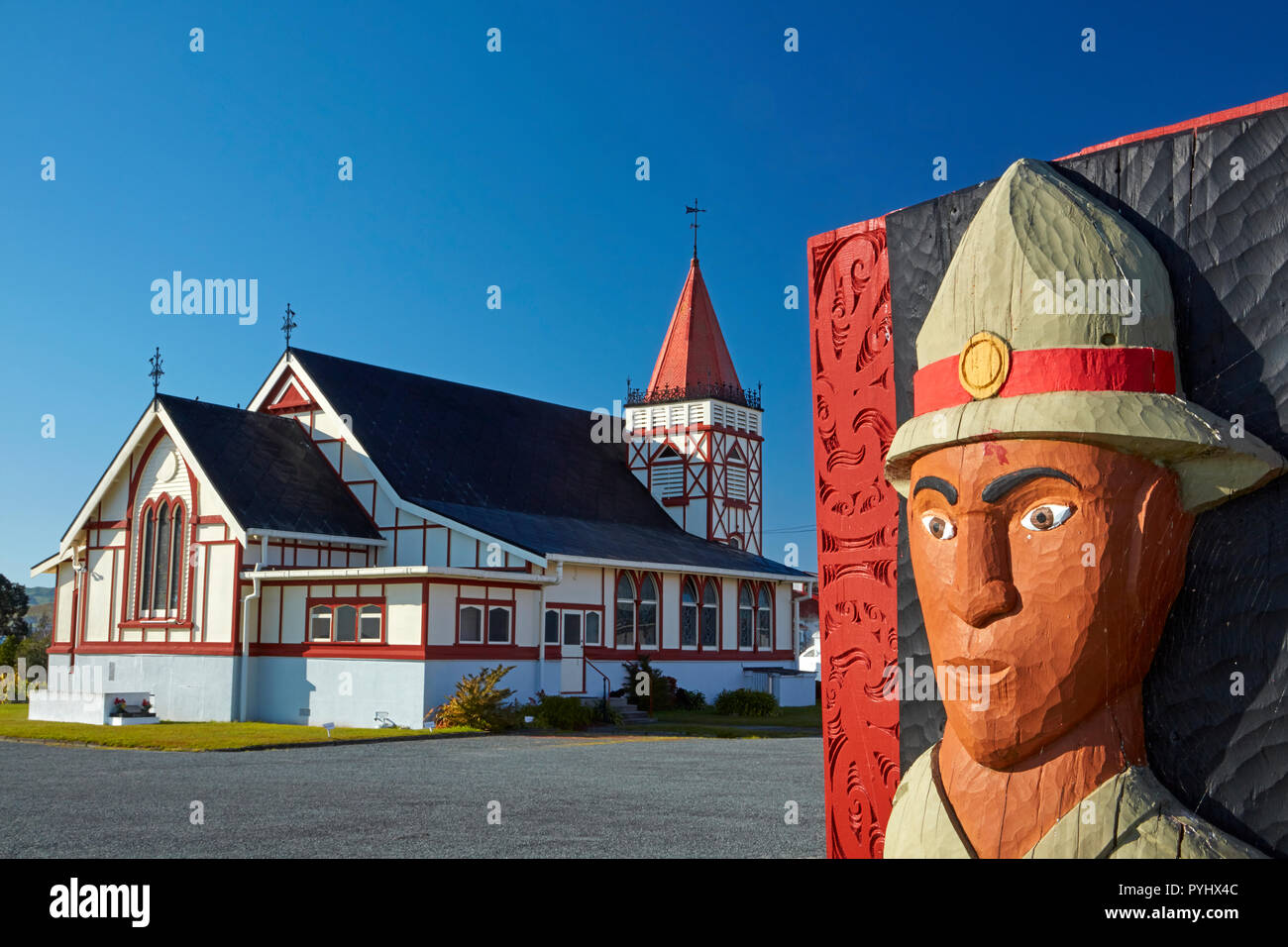 Il carving del soldato Maori e santa fede la Chiesa, Ohinemutu, Rotorua, Isola del nord, Nuova Zelanda (solo uso editoriale) Foto Stock