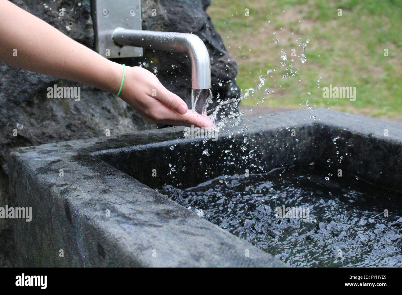 Freeze-motion di spruzzi di acqua in corrispondenza di una fontana di acqua in Germania. Foto Stock