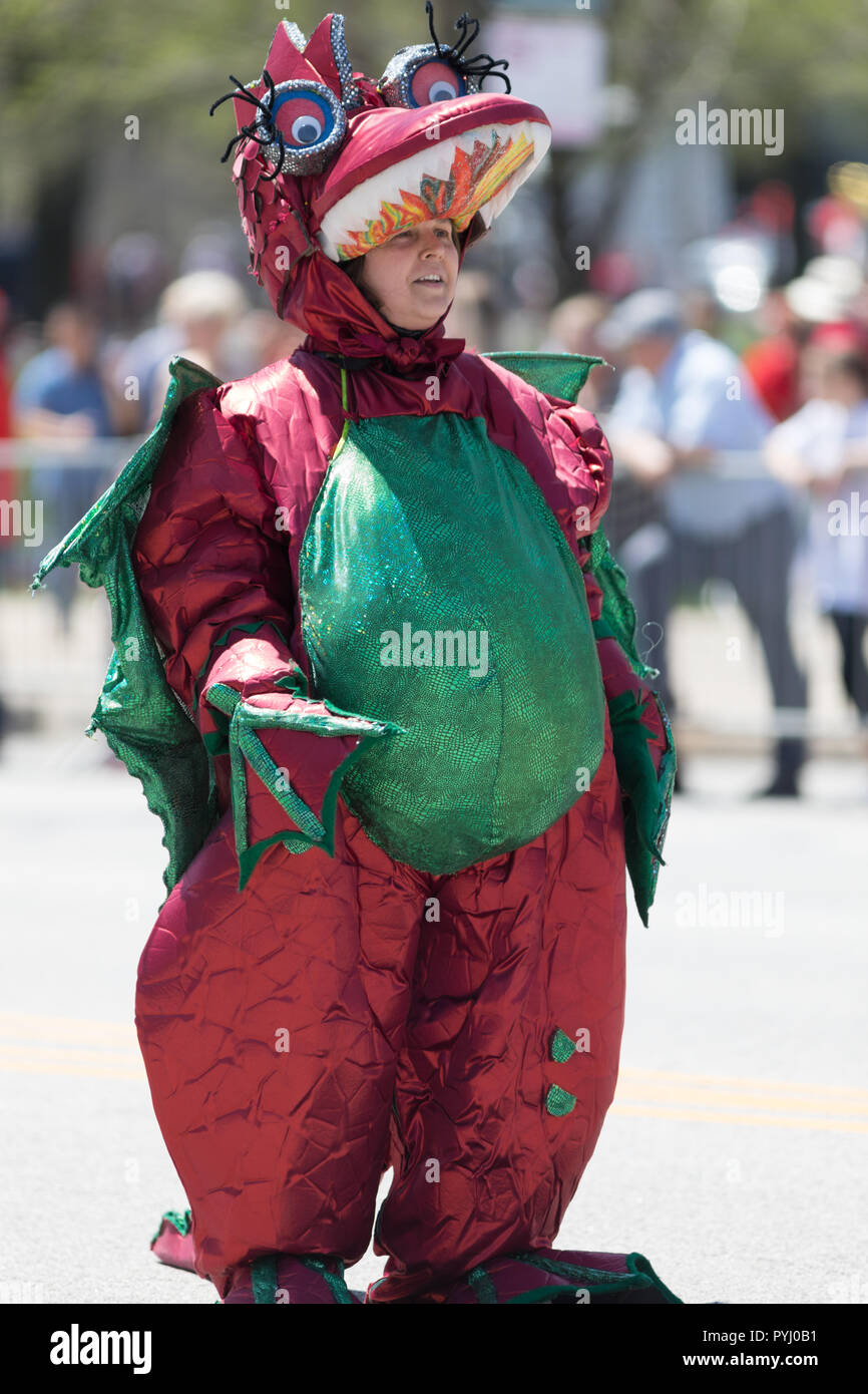 Chicago, Illinois, Stati Uniti d'America - 5 Maggio 2018: Costituzione polacca parata del giorno, donna vestire come un drago rosso, camminare per la strada durante la sfilata Foto Stock