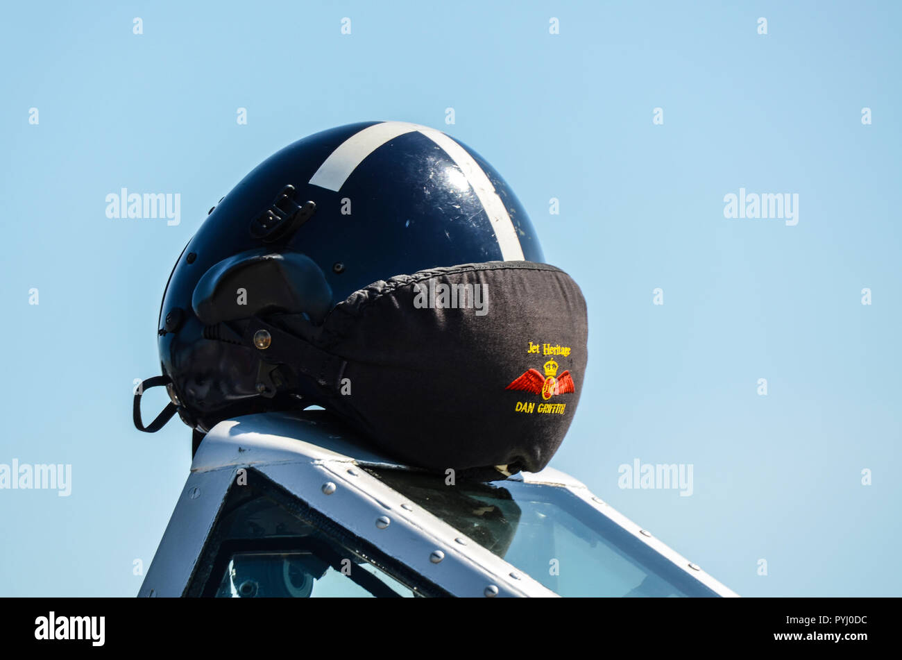 Il casco del pilota Dan Griffith pronto per il volo con un jet vintage. Logo Jet Heritage sulla protezione della visiera. Casco da pilota in preparazione. Aerei Foto Stock