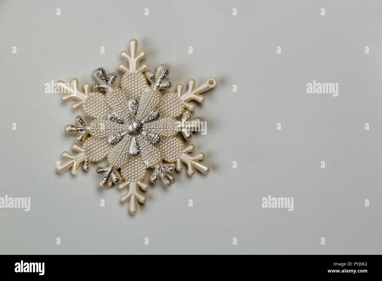 Il simbolo del fiocco di neve decorativo sulla parete copyspace Foto Stock
