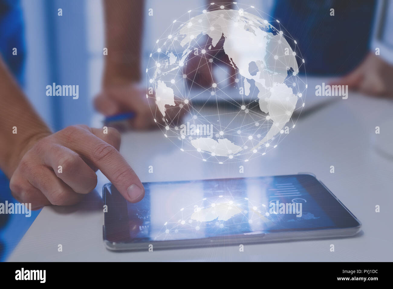 Rete globale di connessione digitale intorno al globo internet delle cose (IOT) concetto, in tutto il mondo la tecnologia delle finanze (fintech), la comunicazione internazionale, Foto Stock