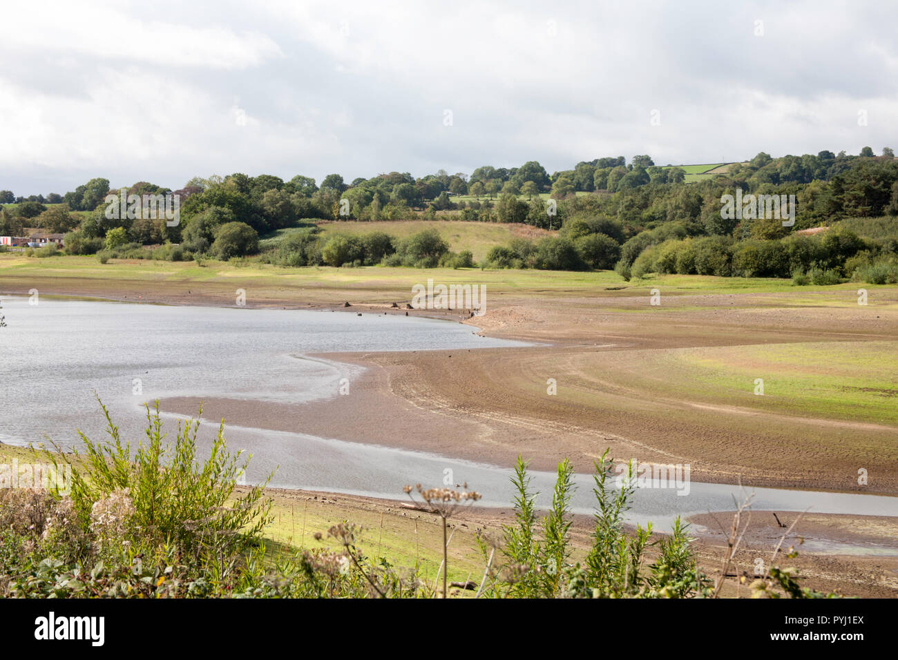 Basso livello dell'acqua nell'estate del 2018 a colpite dalla siccità serbatoio Tittsworth Tittsworth dal sentiero vicino a Leek Peak District Staffordshire Inghilterra Foto Stock